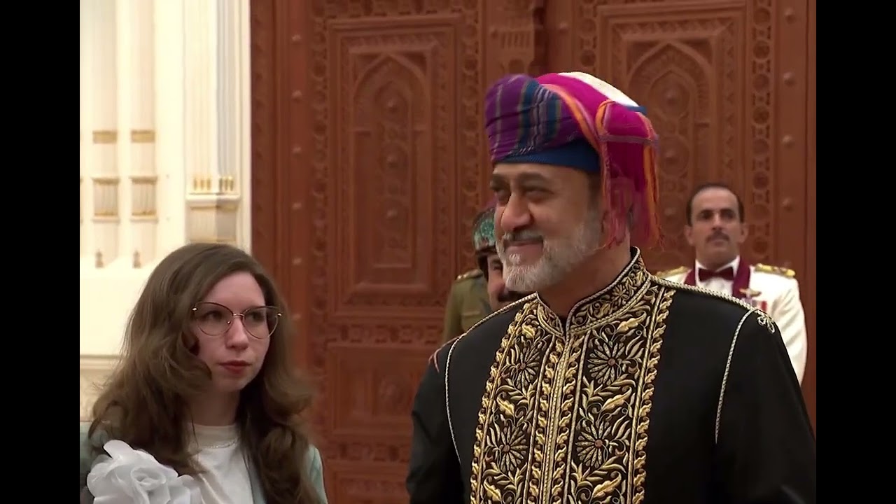 شاهد | تبادل الهدايا التذكاريّة بين السلطان هيثم بن طارق وفخامةُ الرئيس البيلاروسي