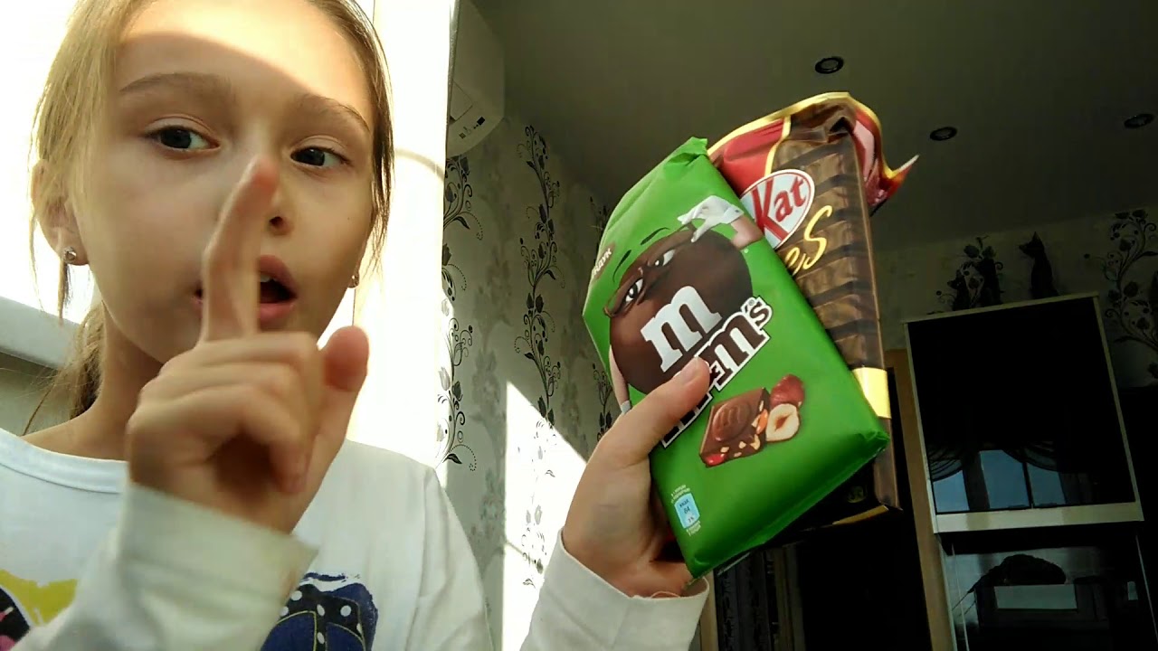 Проверяем шоколад эмемдемс против шоколад kit kat на вкус - YouTube