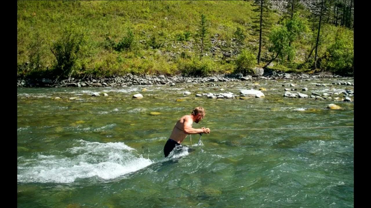 Переправа вброд. Туристическая переправа. Поход на речку. Брод горной реки. Кожимский тракт.