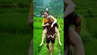 Download Lagu An Old Man Carrying a Young Woman in the Rain #nature #rain #short #shorts MP3 Download Lagu An Old Man Carrying a Young Woman in the Rain #nature #rain #short #shorts MP3