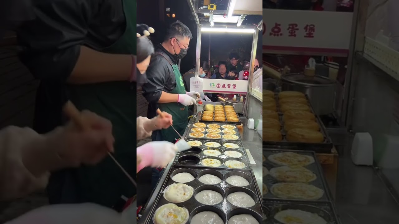 陕西夜市超火的鸡巨型蛋堡出摊啦，排队人群络绎不绝#路边摊美味