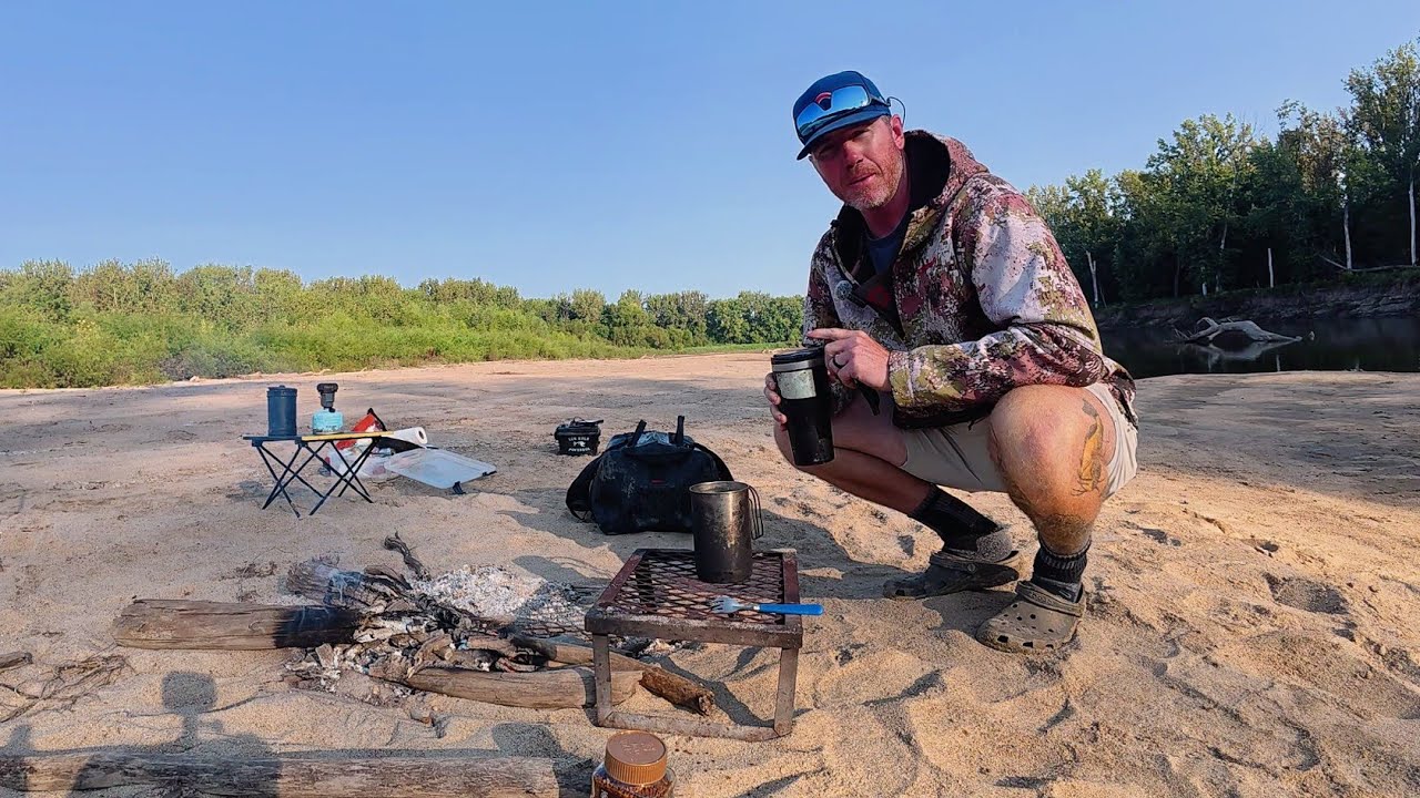 2 ночи в ОДИНОЧКУ в речном кемпинге!!! (Рыбалка для еды)