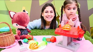 Oyuncak videoları. Ayşe ve Defne ile piknik oyunu oynuyoruz! Tilki için mangalde köfte!