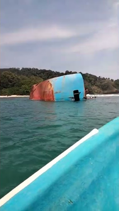 BANGKAI KAPAL YANG DI TENGGELAM OLEH BU SUSI DI PANGANDARAN