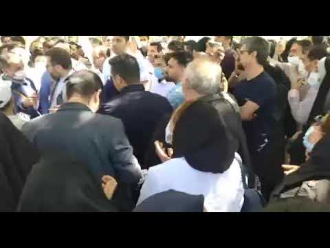 مشهد اعتصاب و تجمع پرستاران و کمک پرستاران دانشگاه علوم پزشکی مشهد در اعتراض به واریز ناعادلانه تع