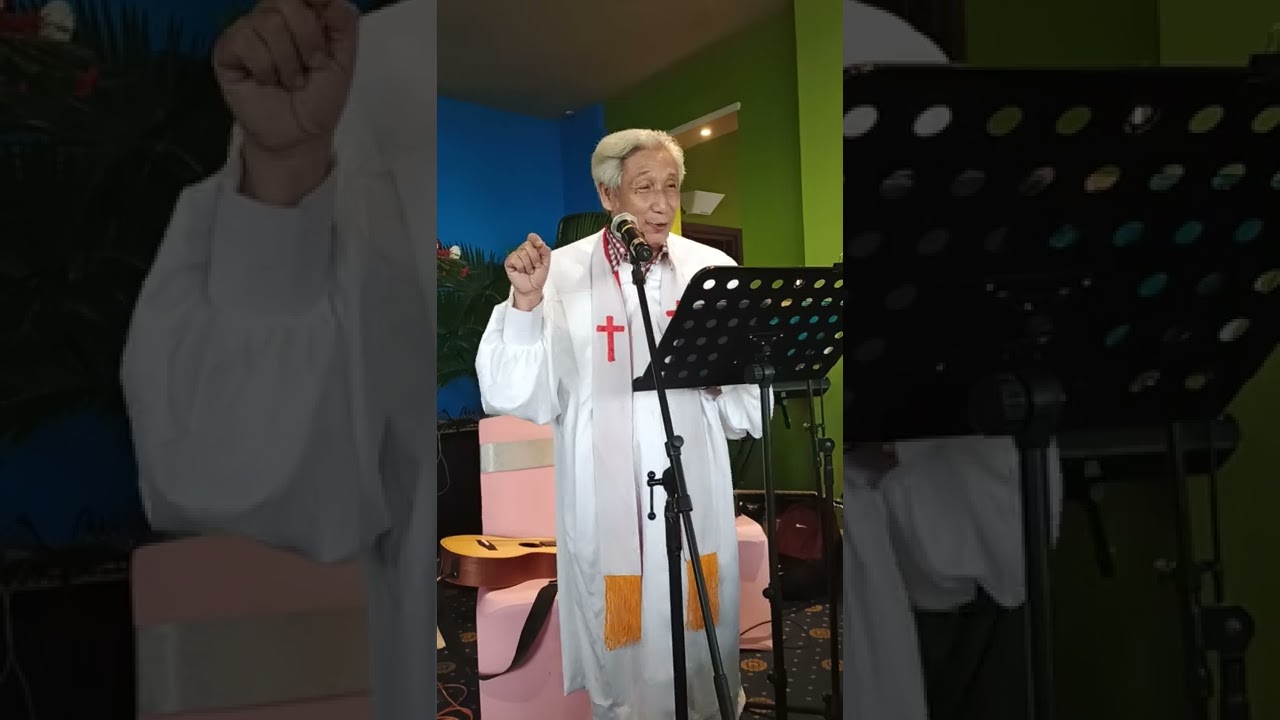 Saya Soe  encouraging to Saw Htoo Wah and Naw Emerald on the day of Silver Jubilee Wedding Day .