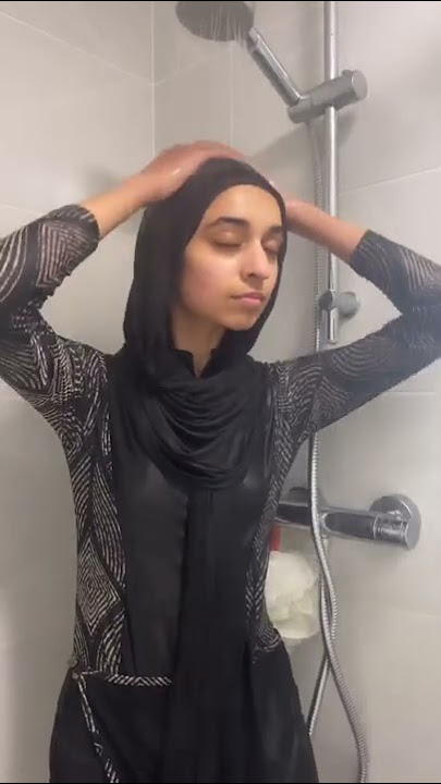 How people think hijabis shower🚿🧕🏼 #shorts