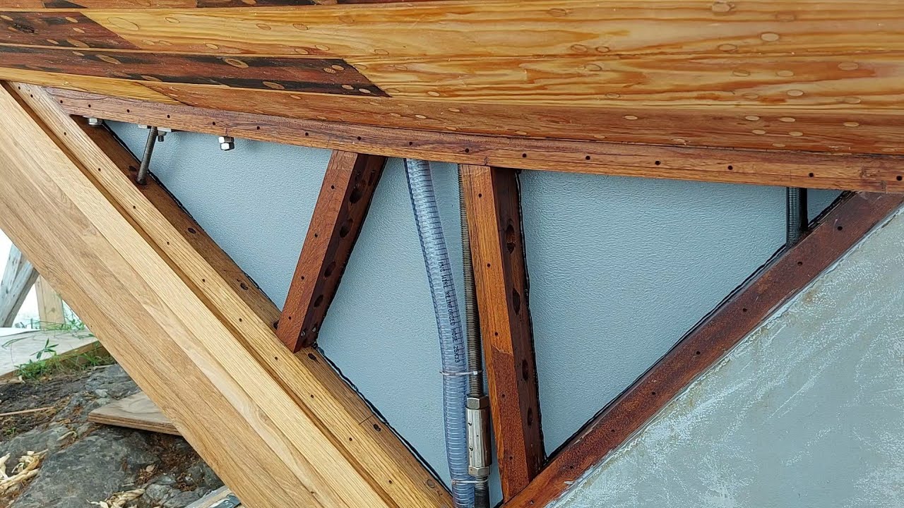 Blindkjøl med drenering på en Knarr treseilbåt. 