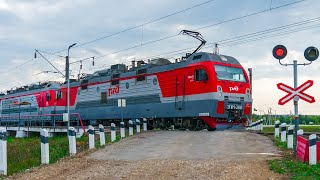 Railway crossing. Two passenger electric locomotives. Udmurtia / Сплотка электровозов. Удмуртия