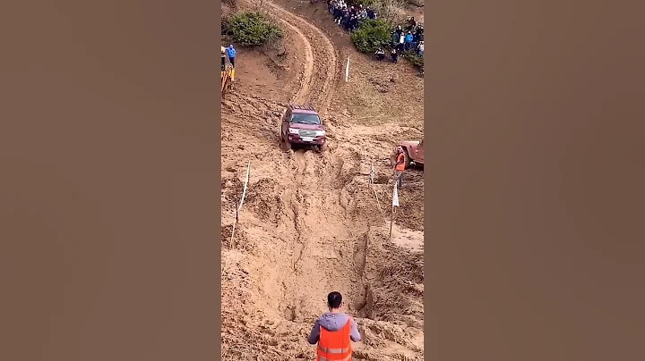 LAND CRUISER 2008 VX V8 GOING DOWN A DANGEROUS SLOPE #shorts #like #edit #viral #toyota #4x4