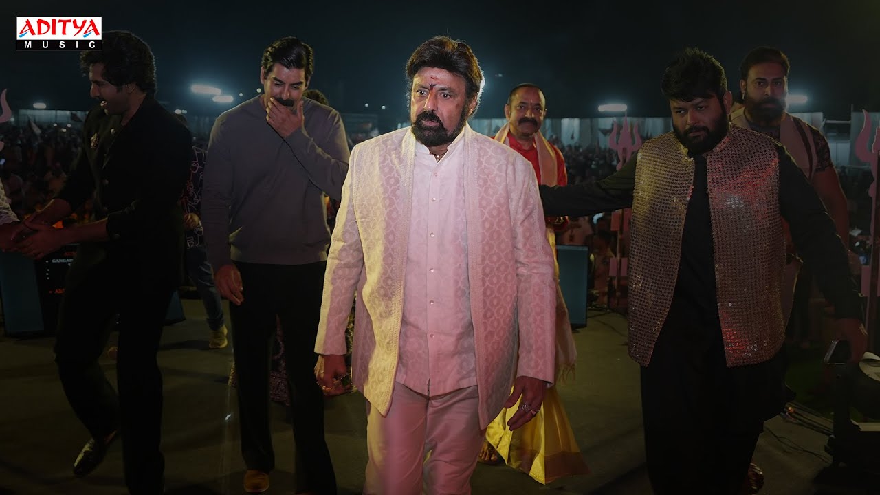Nandamuri Balakrishna Dynamic Entry at Akhanda 2 Thaandavam Grand Pre-Release Event | Boyapati Srinu