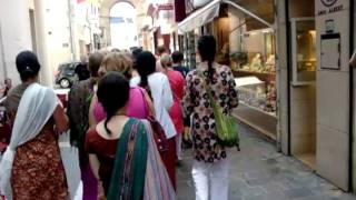 Harinam Sankirtan à Carcassonne avec Vishnu maharaja et Shrikant Prabhu_ 16-07-2011.3gp
