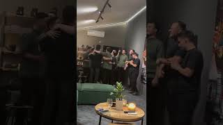 H έκπληξη στο καμαρίνι του Νίκου Οικονομόπουλου στο φινάλε των εμφανίσεών του στην Πύλη Αξιού