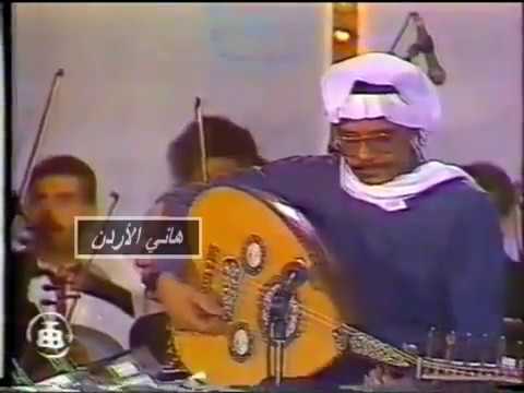 الأستاذ طلال مداح تقاسيم عود وأحد الجماهير يصيح عظمة على عظمة