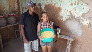 MOENDO MILHO PARA FAZER UM ANGU A MODA ANTIGA COM DORINHA E ZÉ NO SÍTIO ALTO DE BELMONTE PERNAMBUCO.