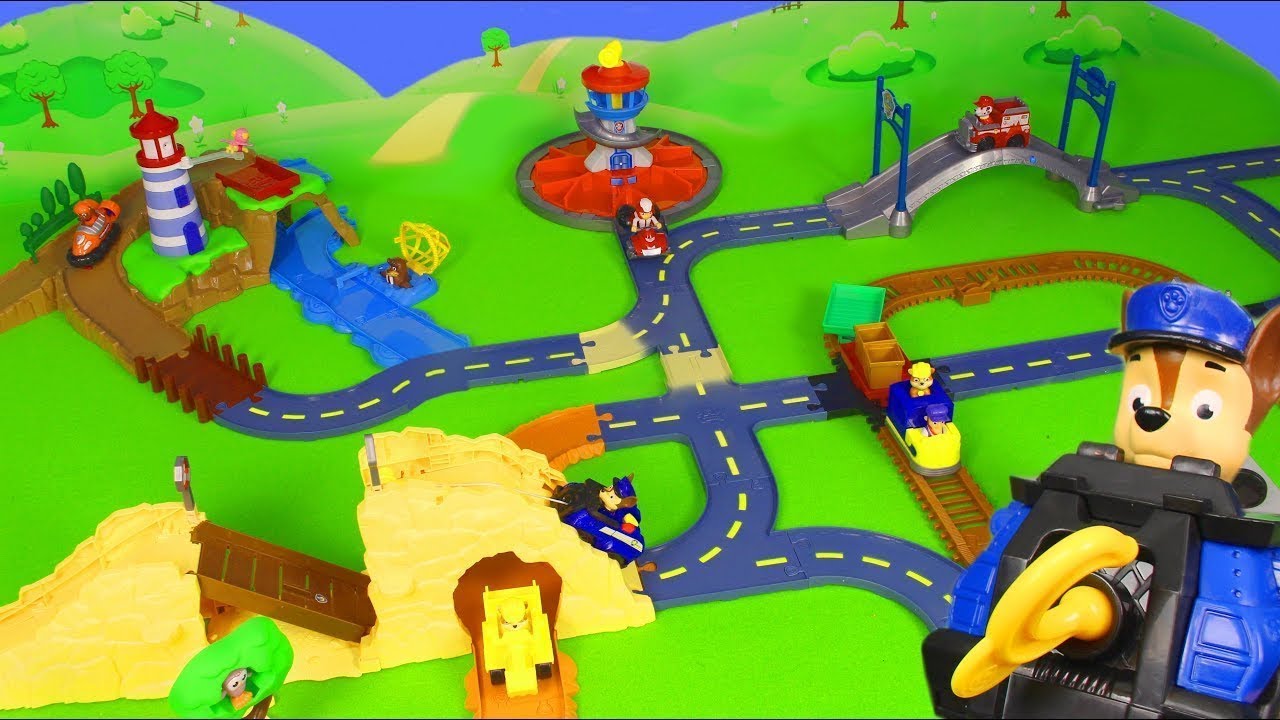 SPIN MASTER Paw Patrol patrulhando torre com uma pista de corrida