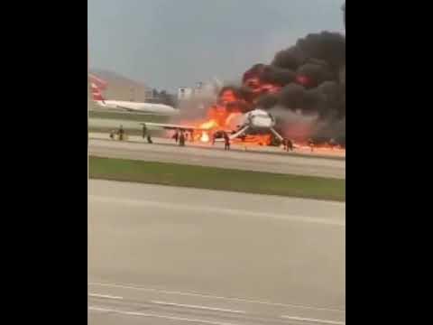 аэропорт благовещенск пожар в аэропорту. горящие самолеты. аэропорт горит сейчас. суперджет 100 авария в шереметьево. благовещенск сгорел аэропорт.