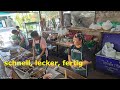 Streetfood Restaurant in Thailand in der Stadt BuaYai mit schnellen leckeren Essen.
