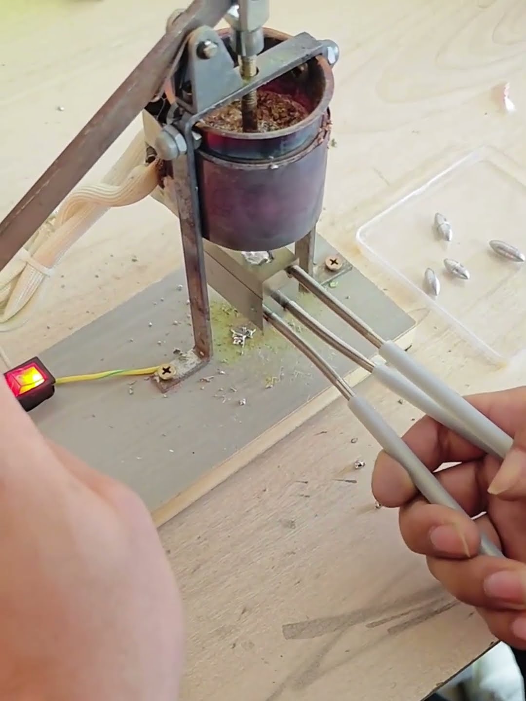 Luia lead drop casting process- Good tools and machinery make work easy
