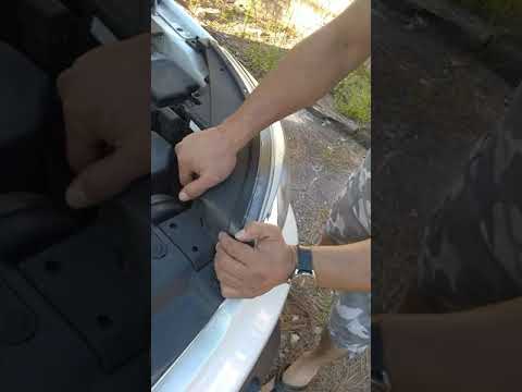 2015 Kia Soul driver&rsquo;s side headlight and bulb removal
