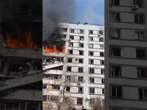 Владимир Зеленский опубликовал видео удара по многоэтажке в Запорожье