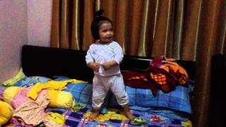 Kim Vy Singing & Dancing Le Le Little Star