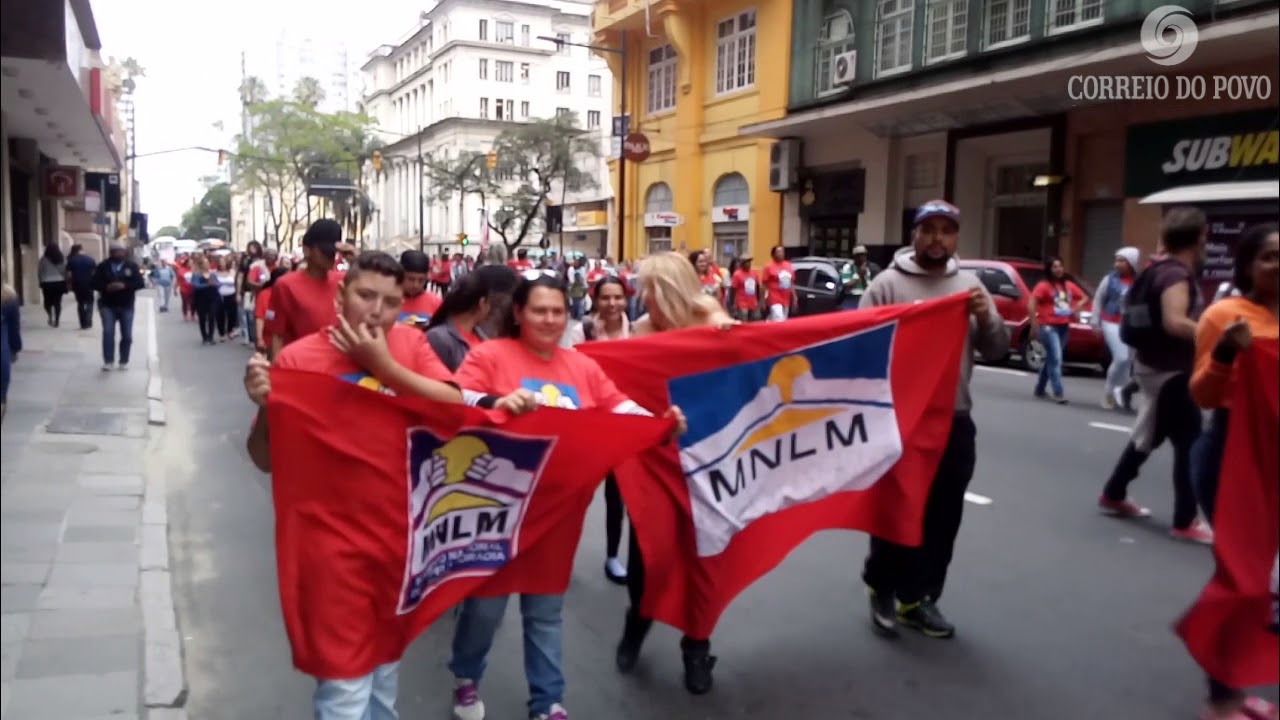 Grupo protesta contra corte de verbas de programas habitacionais em Porto Alegre jornal do brasil