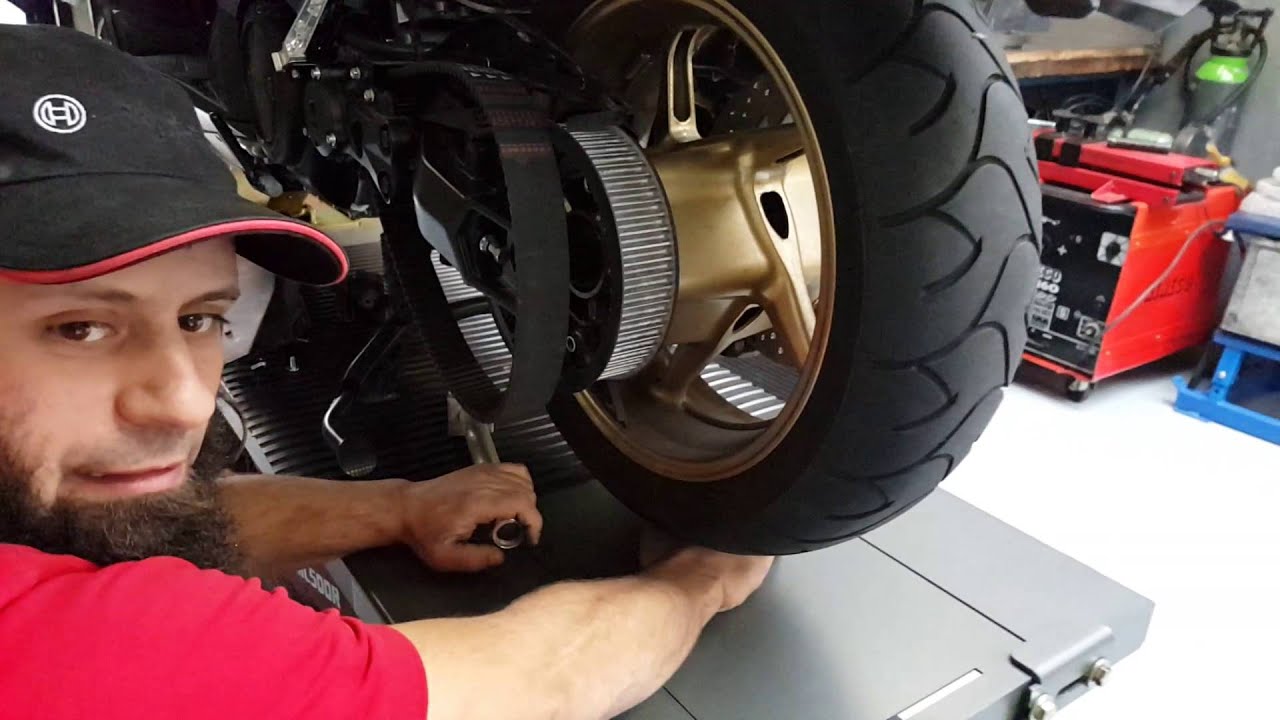 tweewielersnoord yamaha t max 530i schijfrem monteren - YouTube