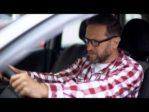 Video: ¿Por qué te empujan hacia atrás cuando un auto acelera?