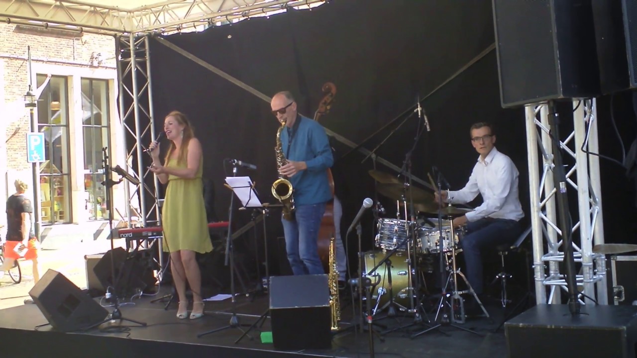 Optreden van Jazz zangeres Linda Molenkamp en band bij de Waegh in
