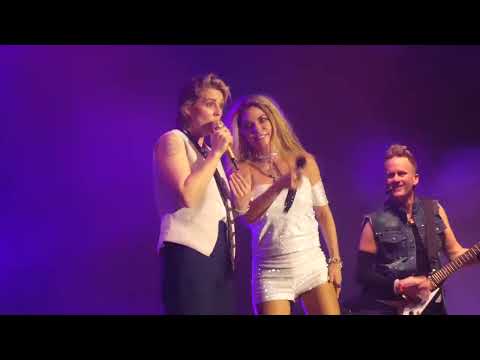 Shania Twain and Brandi Carlile sing 'Party for Two'