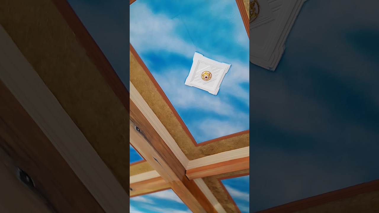 Lukisan langit langit di plafon 