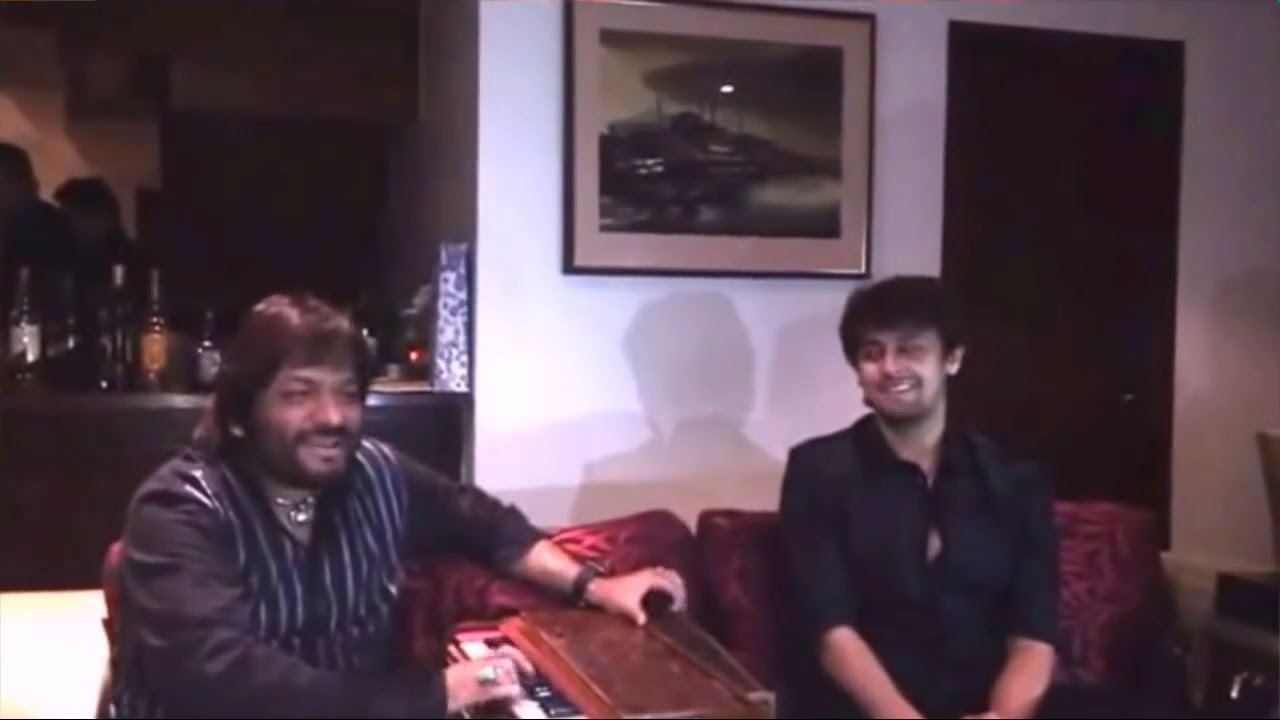 Sonu Nigam Singing 'Sandeshe Ate Hai' Live Along With Roop Kumar Rathod
