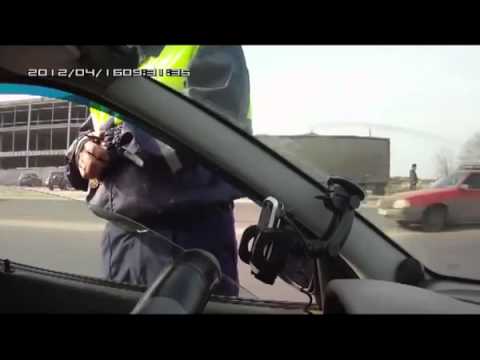 Гаишник тормозит ниву на скорости