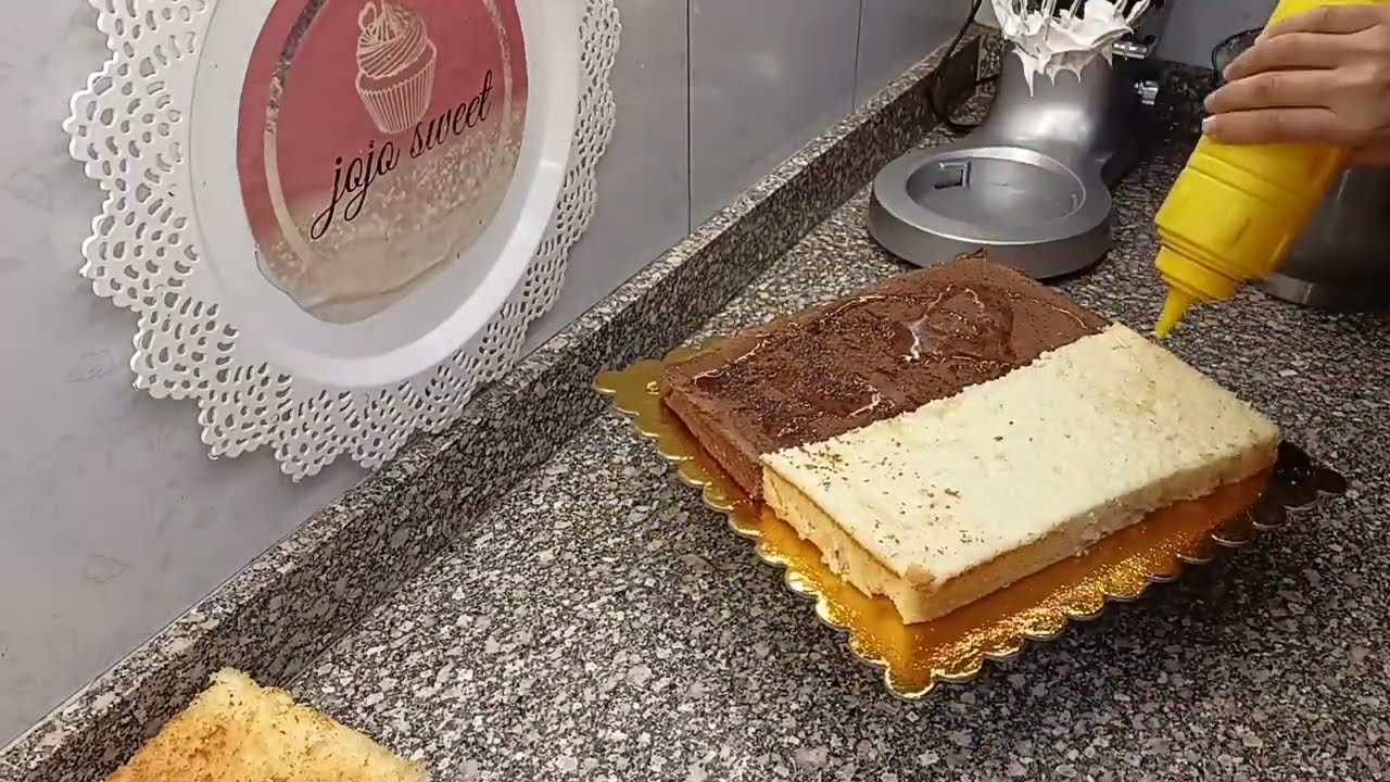 من نص كيلو دقيق اسبونش جاهز وربع كريمه عملت تورته تكفي ٣٠فرد لعيد ميلاد 🎂🎂