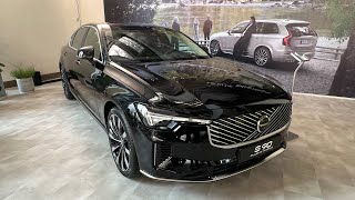 Đi bộ xung quanh và tham quan ngoại thất và nội thất Volvo S90 Plug-in Hybrid 2026