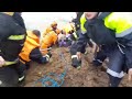 Спасатели и очевидцы достали двух девочек из грязевой ловушки
