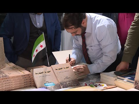 توقيع كتاب الثورة السورية في معرض الكتاب العربي بإسطنبول 