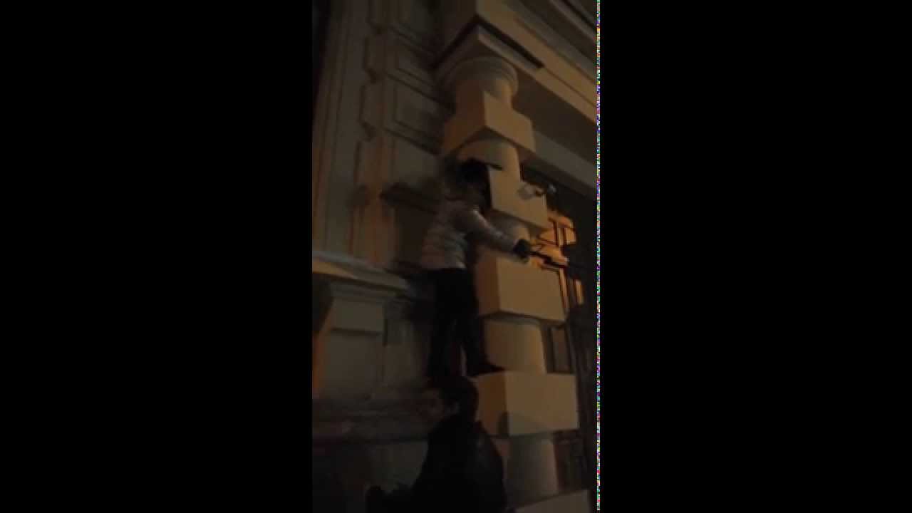 Fail! Drunk girl falling off the wall!
