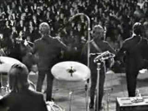 Beatles performing "nowhere man" live in Munich (1966)