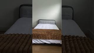 Self-inflating plush headboard bed that inflates and deflates in under five minutes