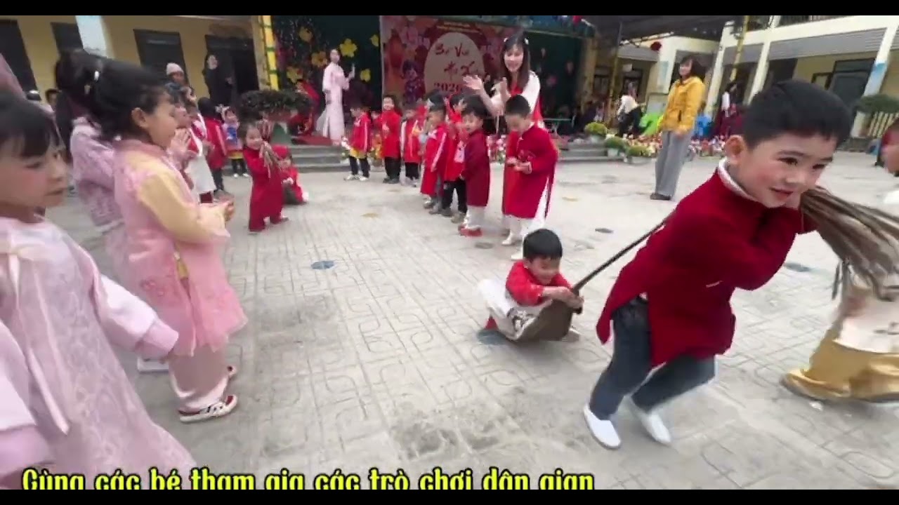 Bé vui hội xuân trường mầm non Hòa Bình