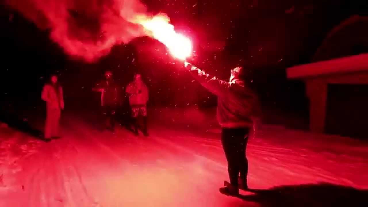 Как горит фальшфейер красного огня - YouTube