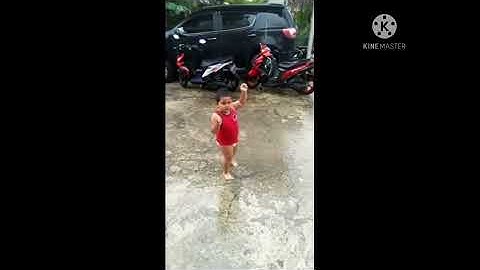 BASAH-BASAHAN DEDEnya || Main Mandi Hujan