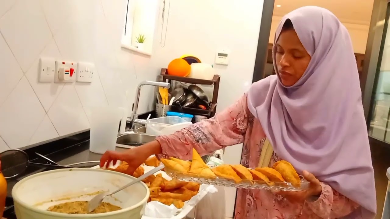 এরাবিয়ান রাও বাংলাদেশীদের মত ইফতারের তেলেভাজা ইফতার অনেক পছন্দ করে/মোমেনা কেন এত পাগলামি করলো mini