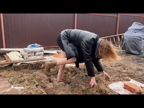 High heels in mud, stuck in mud, shoes stacks, can’t walk, girl in mud, vintage shoes, high heels