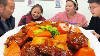 Liang Liang Hua 300 yuan bought a big cow's tail and let Dandan improve his life. The spicy taste i