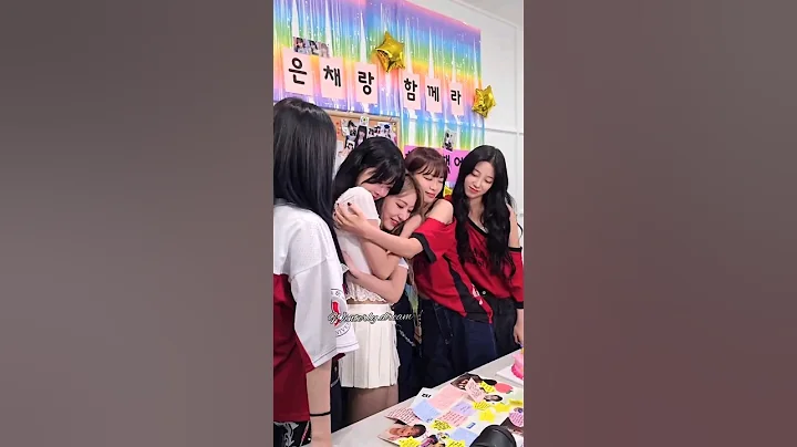 le sserfim comforting eunchae on her last day as mc 🥲 #lesserafim #eunchae #fypシ゚viral  #shorts