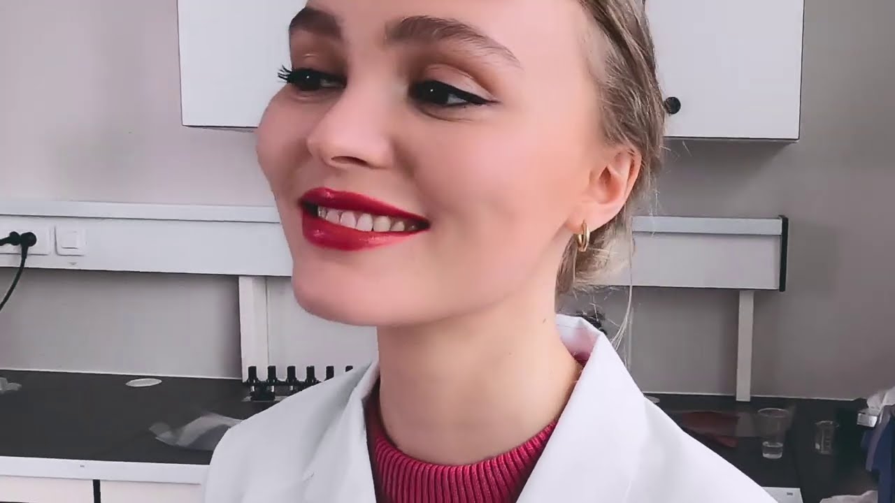 Lily-Rose Depp discovers the formulation secrets of ROUGE COCO BLOOM —  CHANEL Makeup 