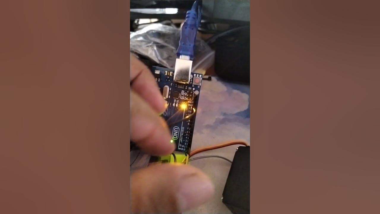 shorts SERVO Motor connection to Arduino UNO (black GND, RED +5V